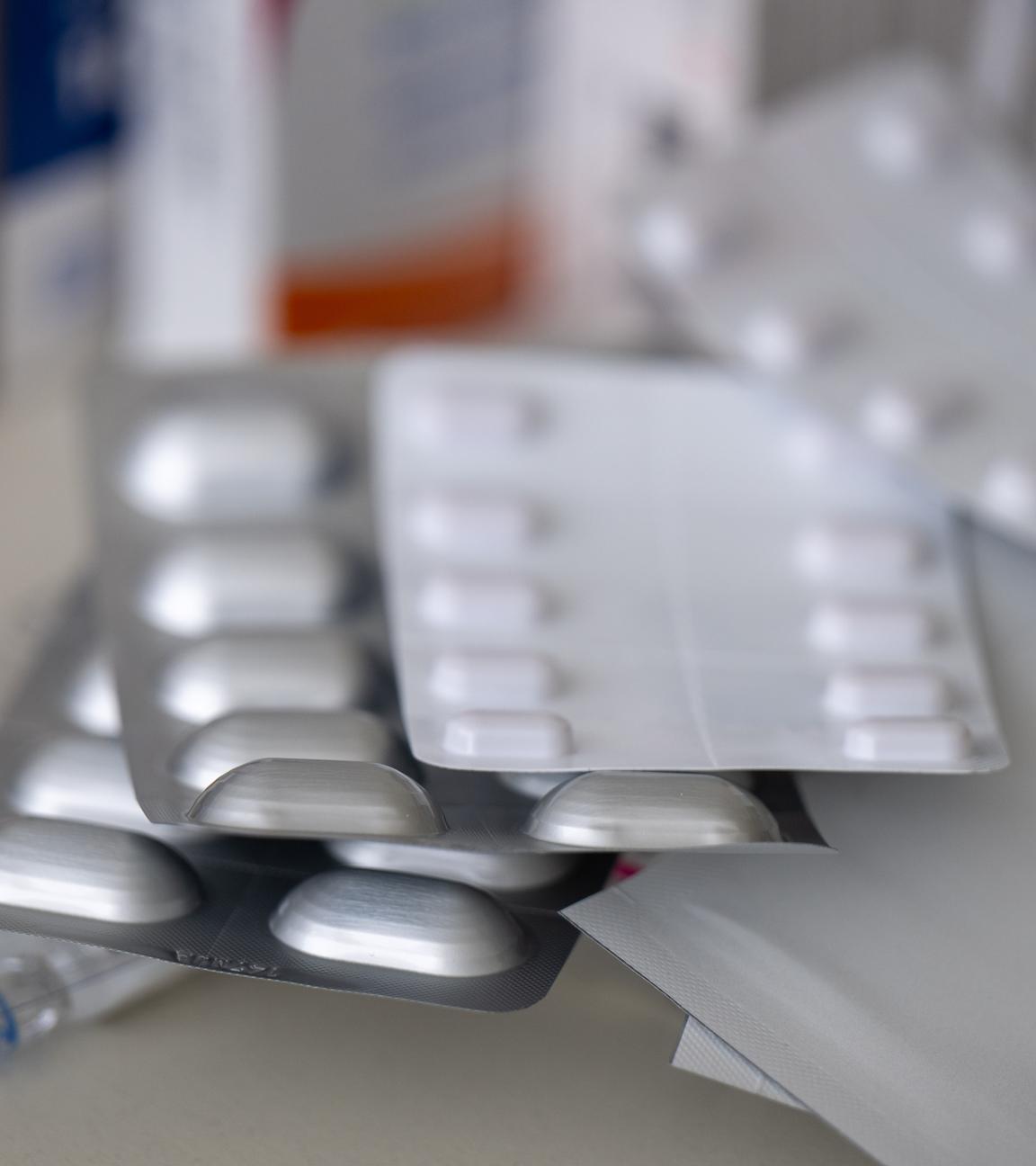 Berlin: Schmerzmittel Fentanyl, Tilidin und Oxycodon verschiedener Hersteller in Form von Tabletten, Tropfen und Pflastern liegen in einer Apotheke auf dem Tisch.