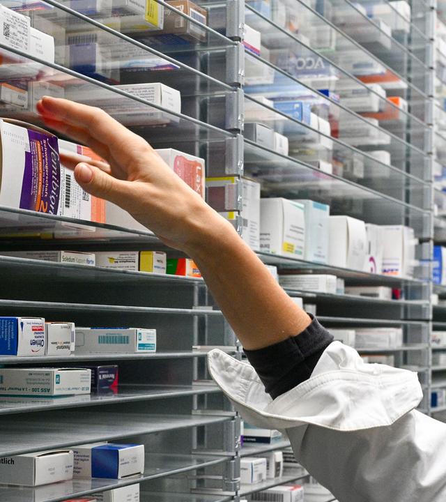  In einer Apotheke liegen Medikamente und Arzneimittel in einem Medikamentenlager bereit. (Symbolbild)