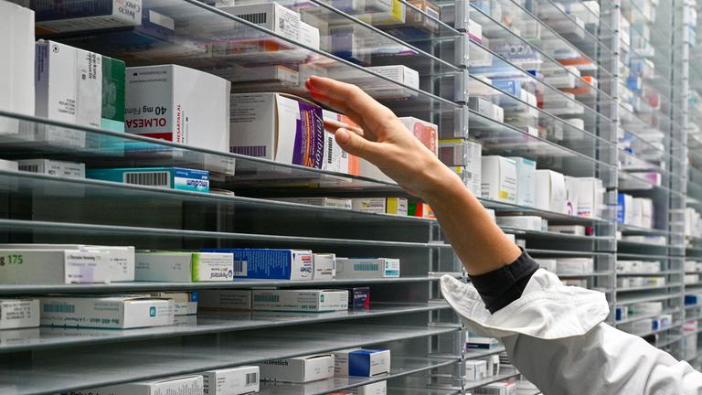  In einer Apotheke liegen Medikamente und Arzneimittel in einem Medikamentenlager bereit. (Symbolbild)