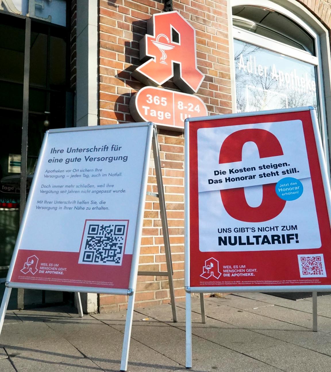 Aussenansicht Apotheke: ein rotes A an der Hauswand mit Hinweisschildern zum Streik in Hamburg.