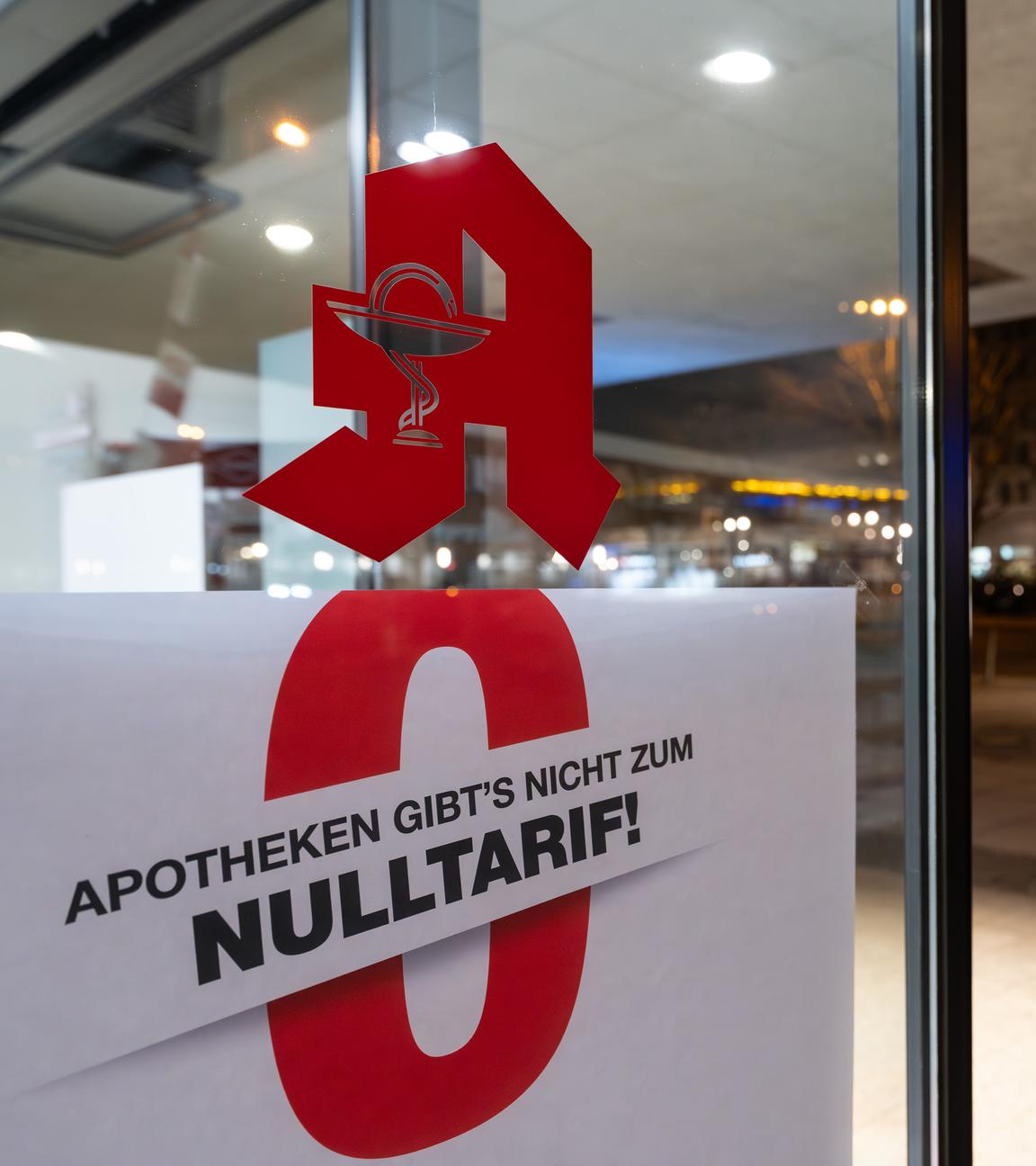 Am Montag protestieren bundesweit viele Apotheken für bessere Bezahlung und bleiben daher geschlossen. Hier ist ein Aufkleber an einer Apothekentür dazu zu sehen.