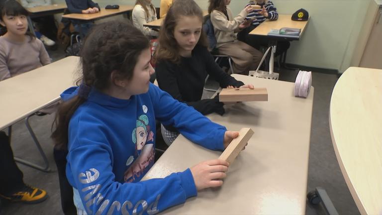 Auf dem Bild sieht man ein Mädchen das eine neue App in der Schule benutzt.