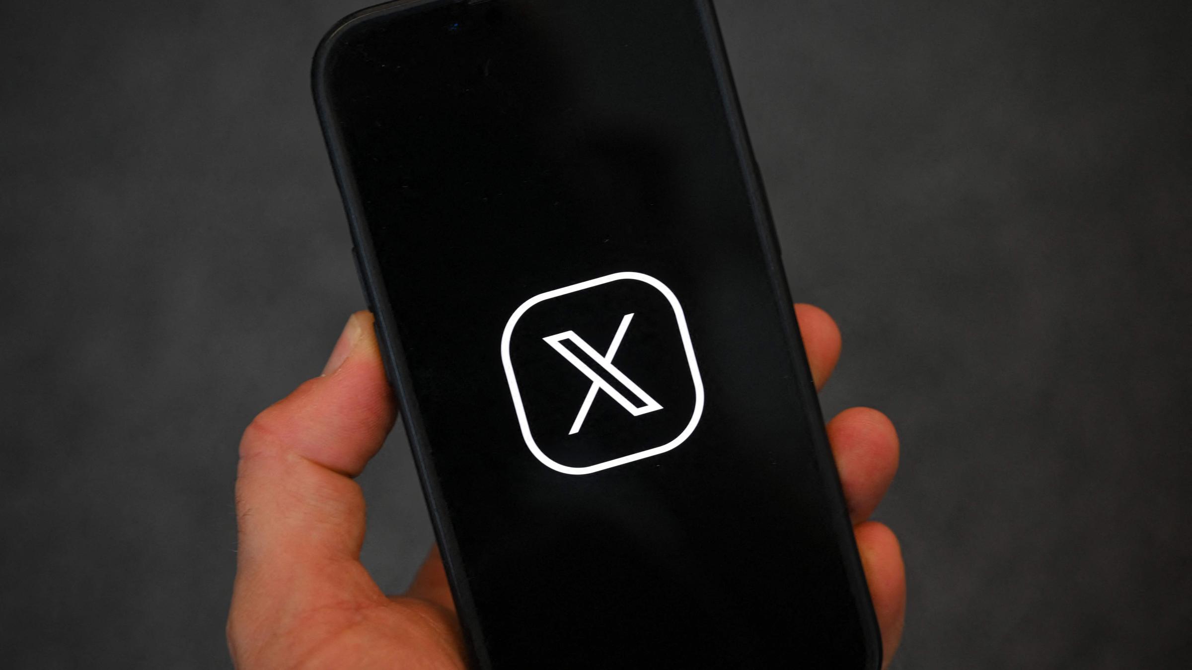 App von X auf Smartphone-Display