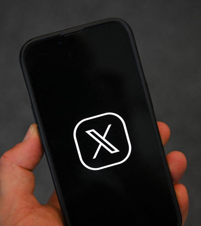 App von X auf Smartphone-Display