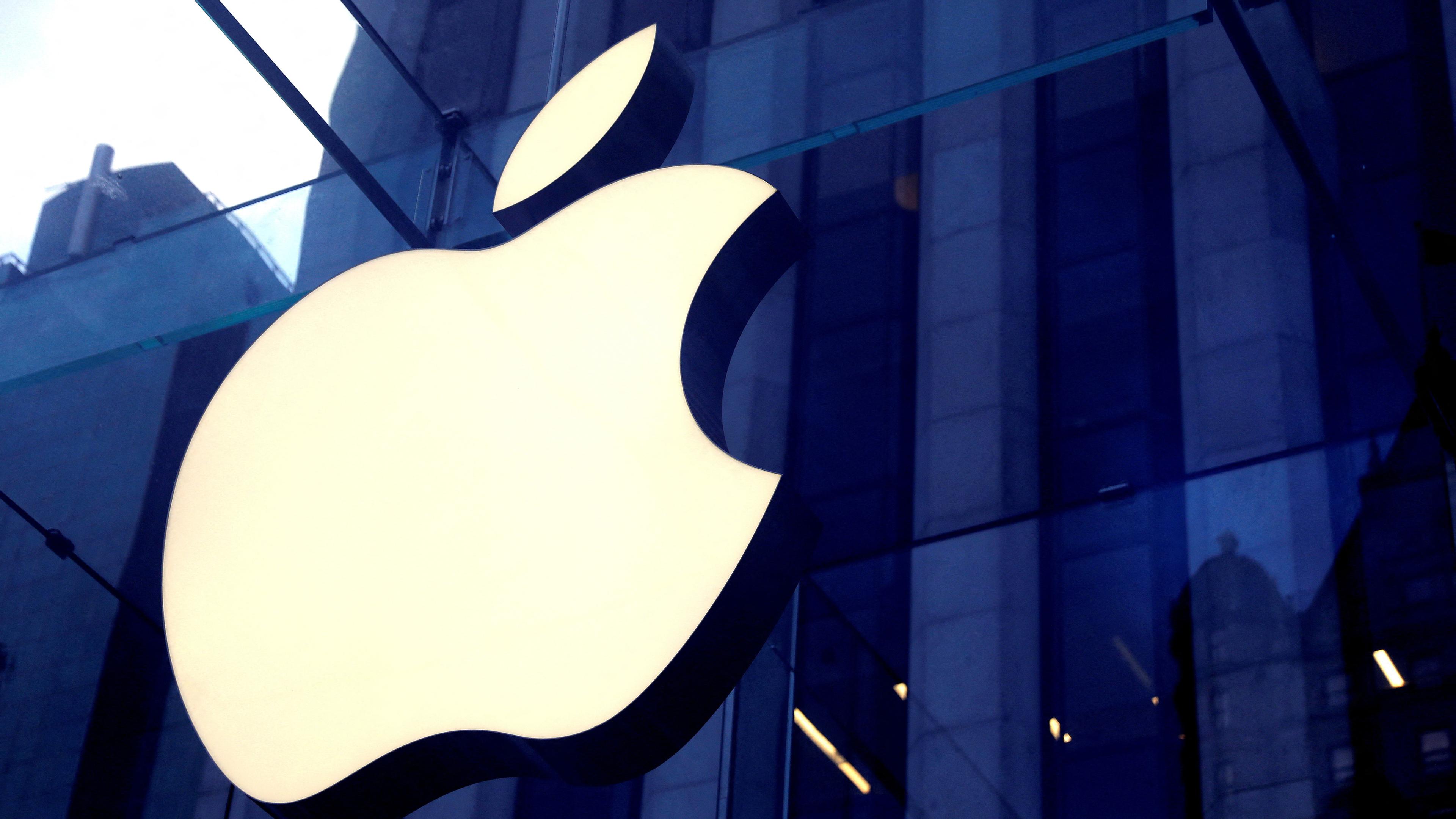 Das Apple Logo im Eingang vom Apple Store in New York, USA