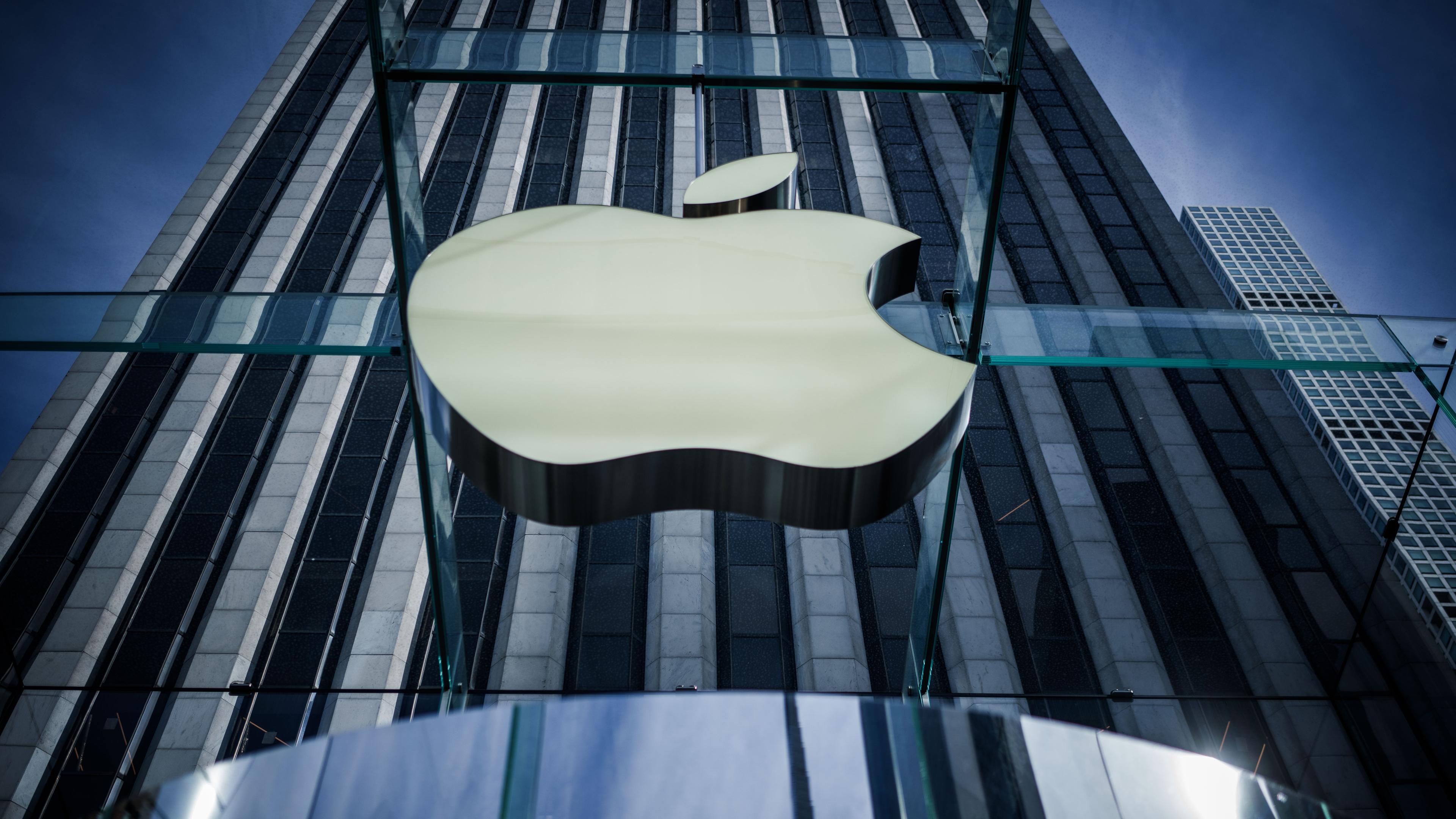 Archiv: Das Logo von Apple, aufgenommen am Apple Store in der 5th Avenue in Manhattan.
