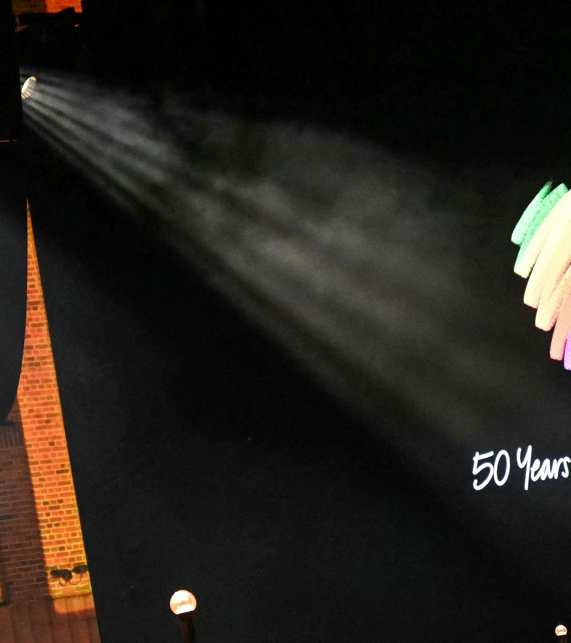 Das Apple-Logo ist auf einer großen digitalen Leinwand zu sehen