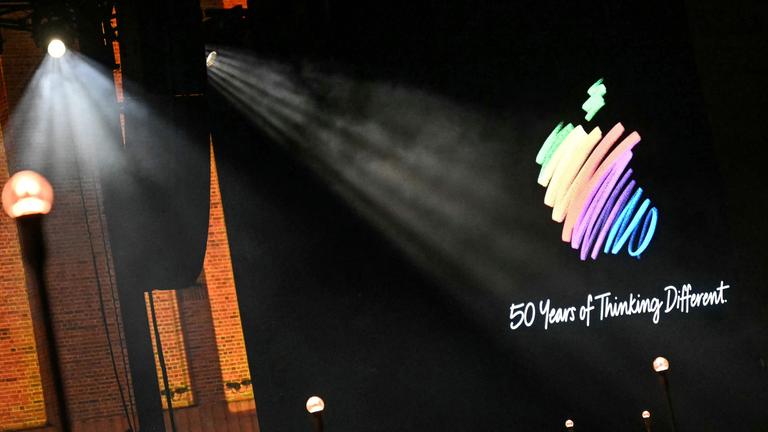 Das Apple-Logo ist auf einer großen digitalen Leinwand zu sehen