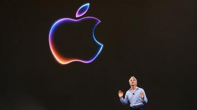 Craig Federighi, Apples Software-Chef, stellt Neuerungen mit KI-Funktionen in Cupertino vor.