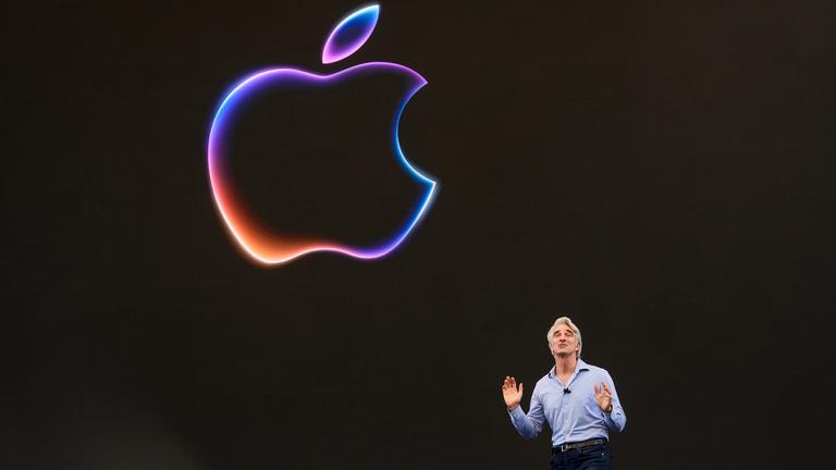 Craig Federighi, Apples Software-Chef, stellt Neuerungen mit KI-Funktionen in Cupertino vor.