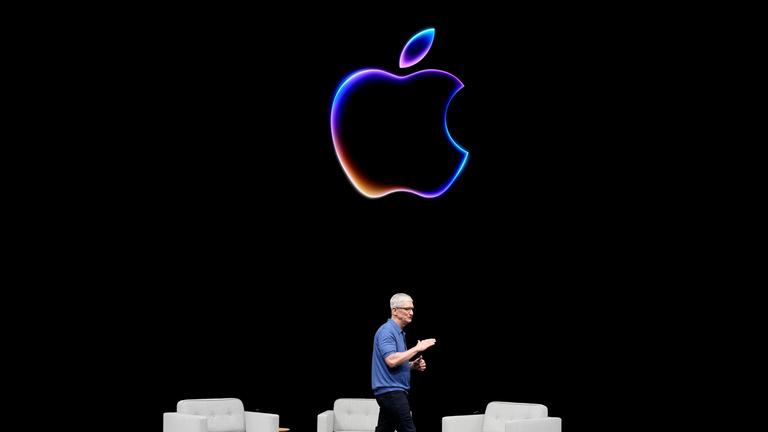 Apple CEO Tim Cook spricht während der Apple-Entwicklerkonferenz WWDC auf dem Apple-Campus.