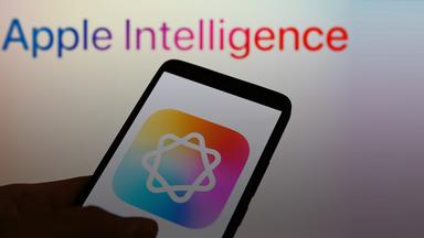 Ein Smartphone mit Apple Inetelligence Logo und AI Schriftzug darüber.