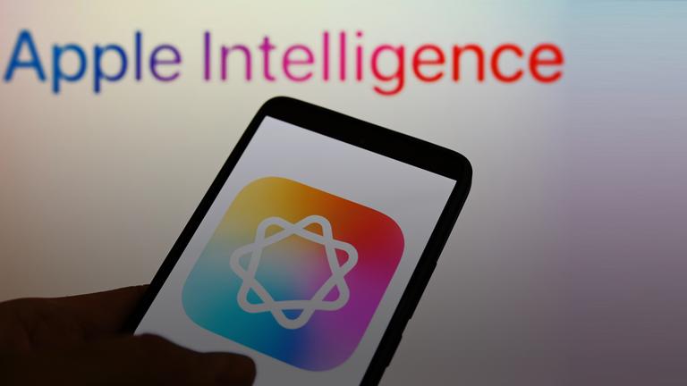 Ein Smartphone mit Apple Inetelligence Logo und AI Schriftzug darüber.