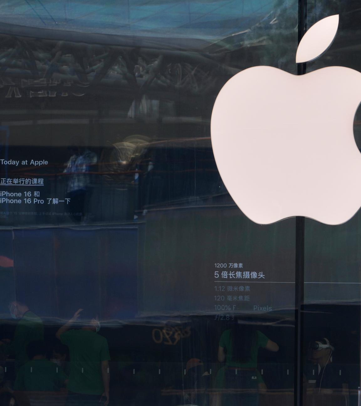 Archiv:  Menschen besuchen einen Apple Store, der für das iPhone 16 wirbt, in einem Einkaufszentrum in Peking, China