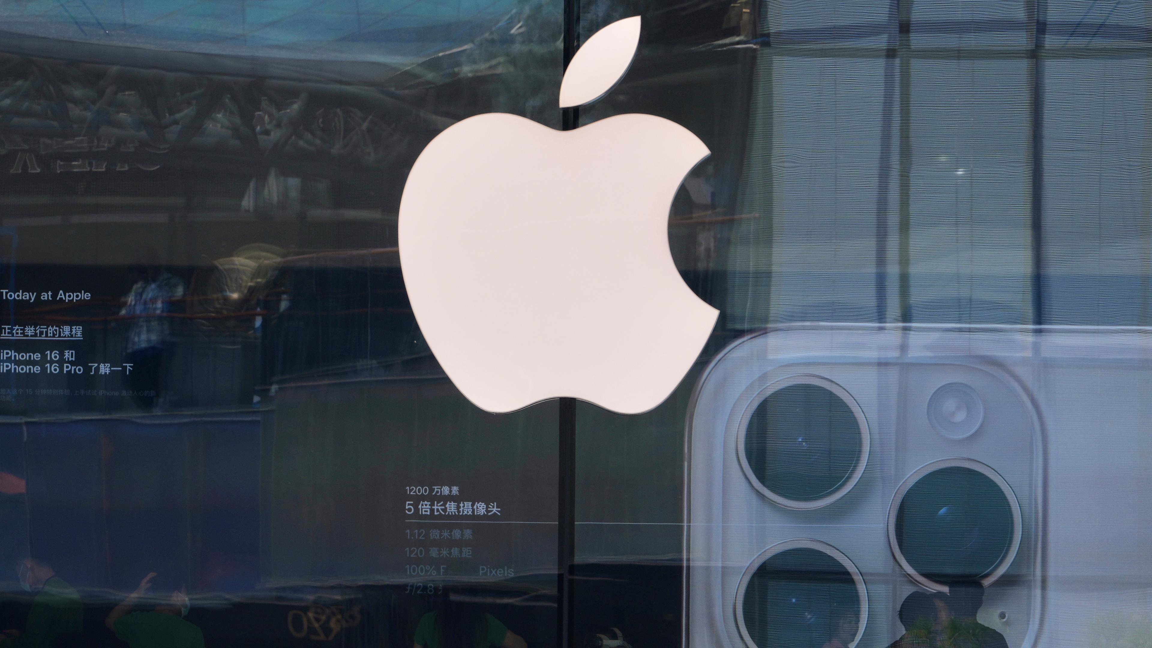 Archiv:  Menschen besuchen einen Apple Store, der für das iPhone 16 wirbt, in einem Einkaufszentrum in Peking, China