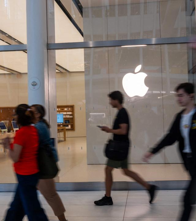 Menschen gehen am 25. Juni 2026 in New York City an einem Apple Store in Lower Manhattan vorbei.