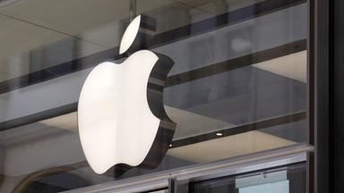 Das Logo der Firma Apple über einem Laden des Unternehmens in der Schweiz.