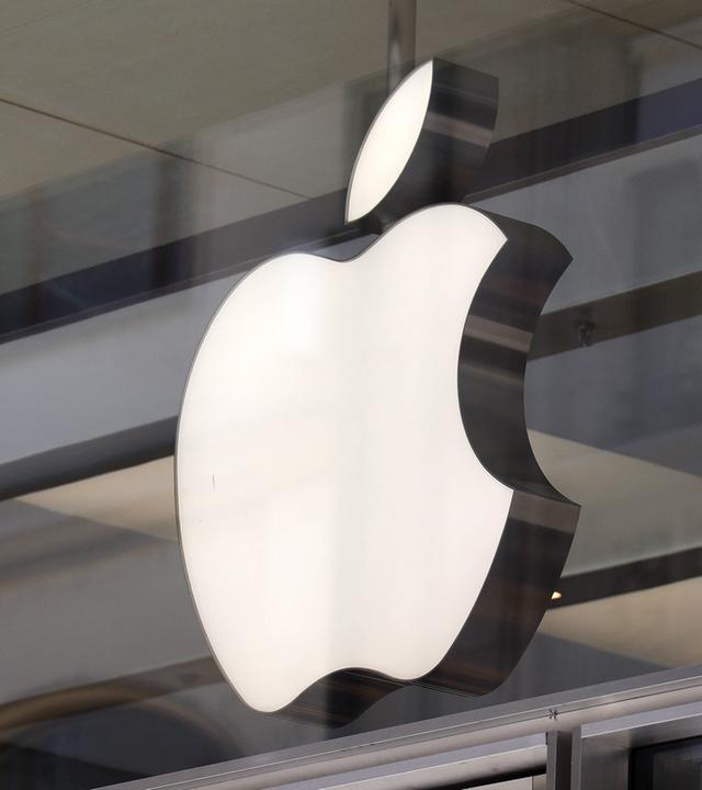 Das Logo der Firma Apple über einem Laden des Unternehmens in der Schweiz.