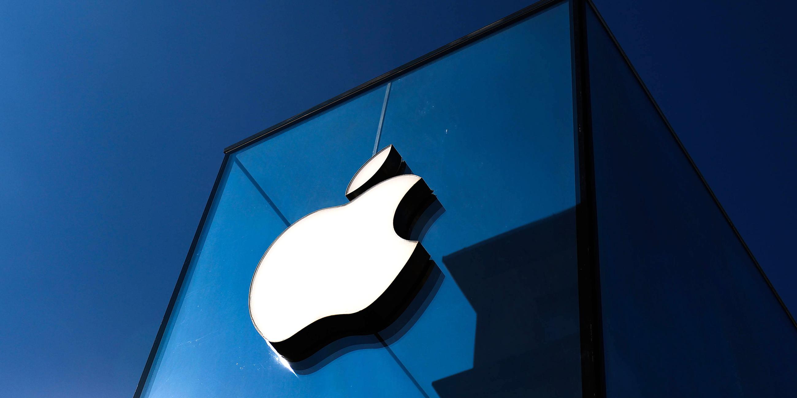 Das Apple-Logo an einem Gebäude in Mailand (Italien)
