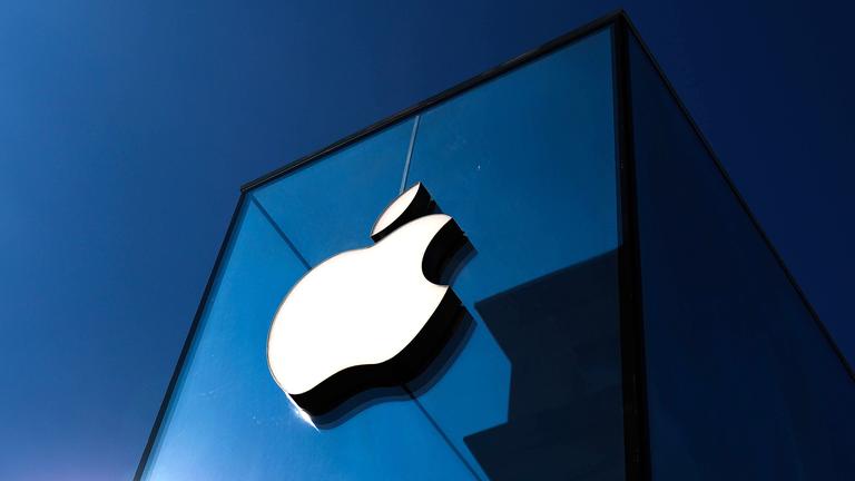 Das Apple-Logo an einem Gebäude in Mailand (Italien)