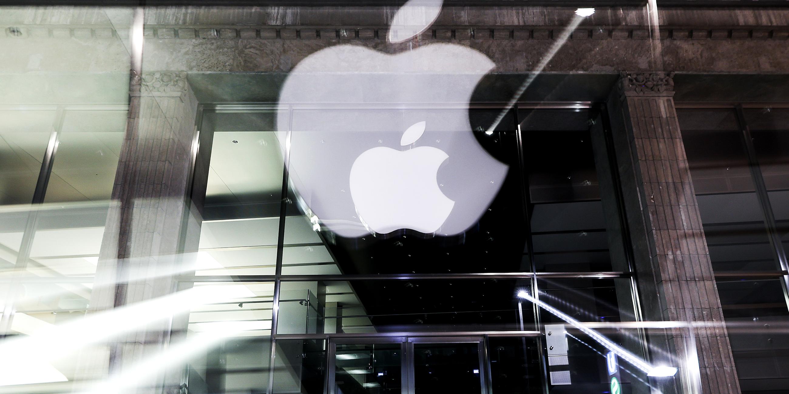 Das Logo des US-amerikanischen Technologieunternehmens Apple ist in der Nacht am Apple Store Jungfernstieg in der Innenstadt zu sehen