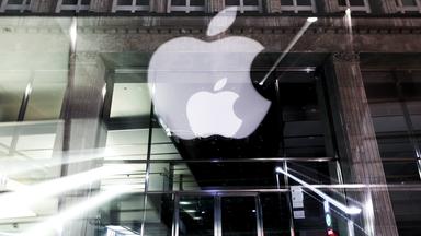 Das Logo des US-amerikanischen Technologieunternehmens Apple ist in der Nacht am Apple Store Jungfernstieg in der Innenstadt zu sehen