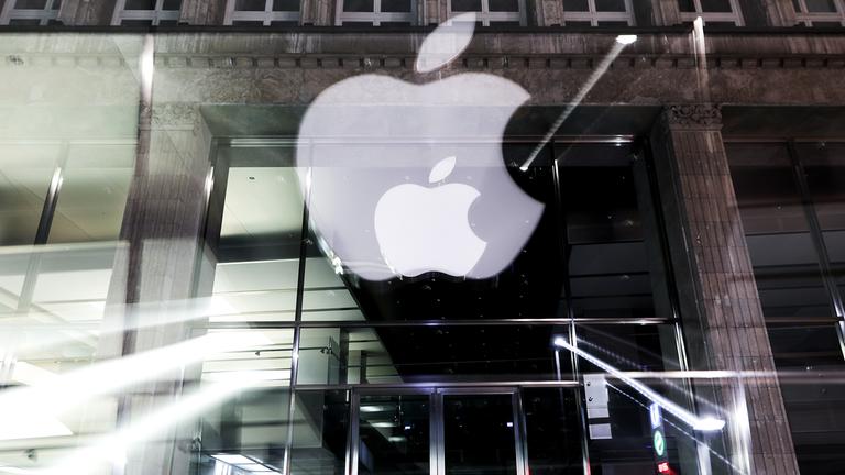 Das Logo des US-amerikanischen Technologieunternehmens Apple ist in der Nacht am Apple Store Jungfernstieg in der Innenstadt zu sehen