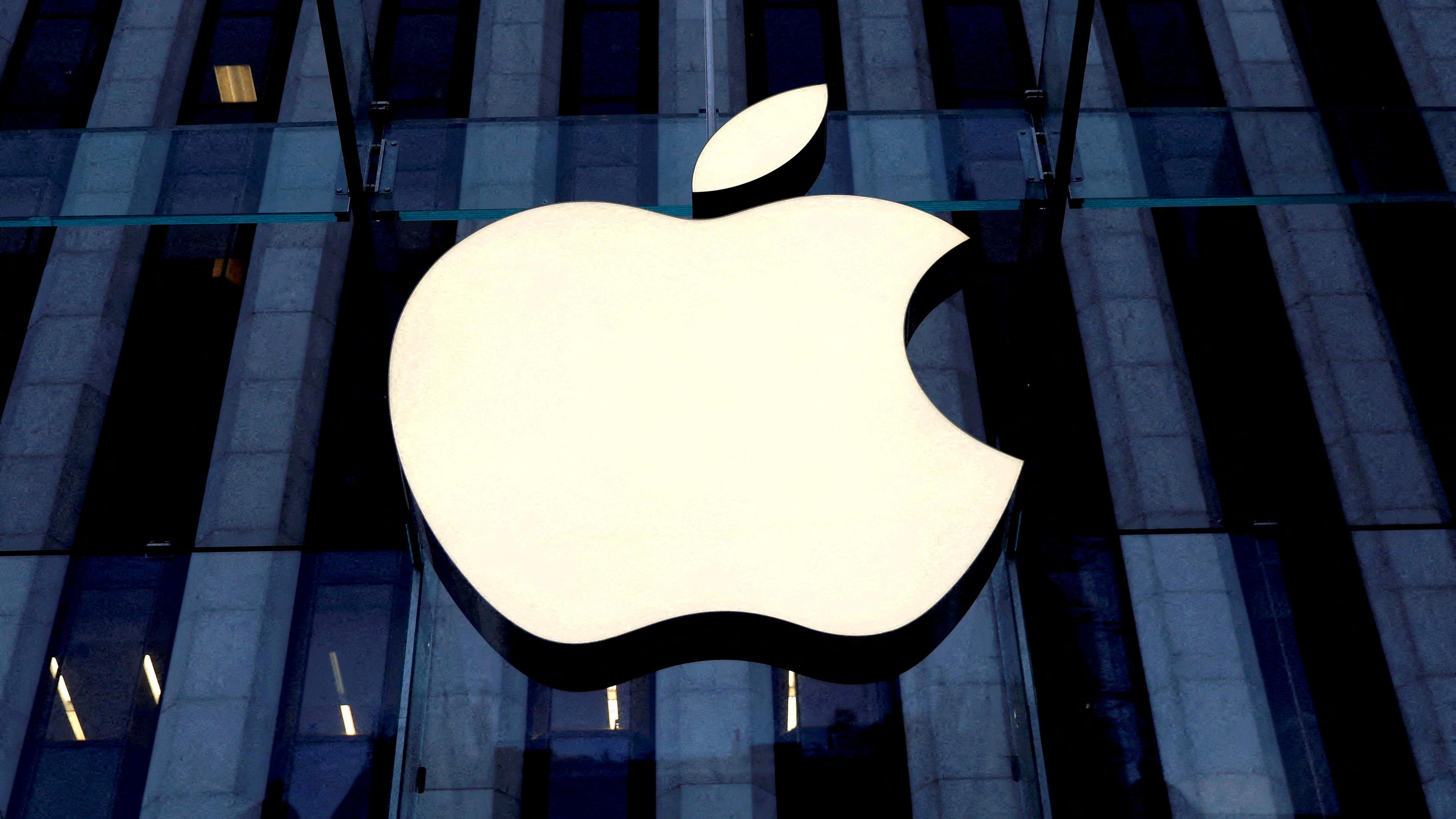 Das Apple-Logo an einem Gebäude.