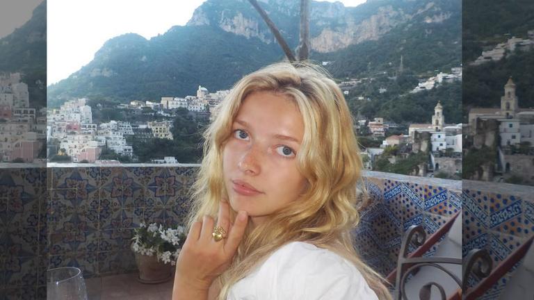 Portrait von Apple Martin, im Hintergrund sind Berge zu sehen. 