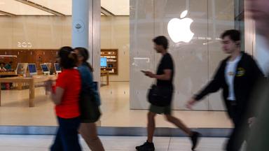 Das Bild zeigt Menschen, die am Apple-Store in New York City vorbeigehen.