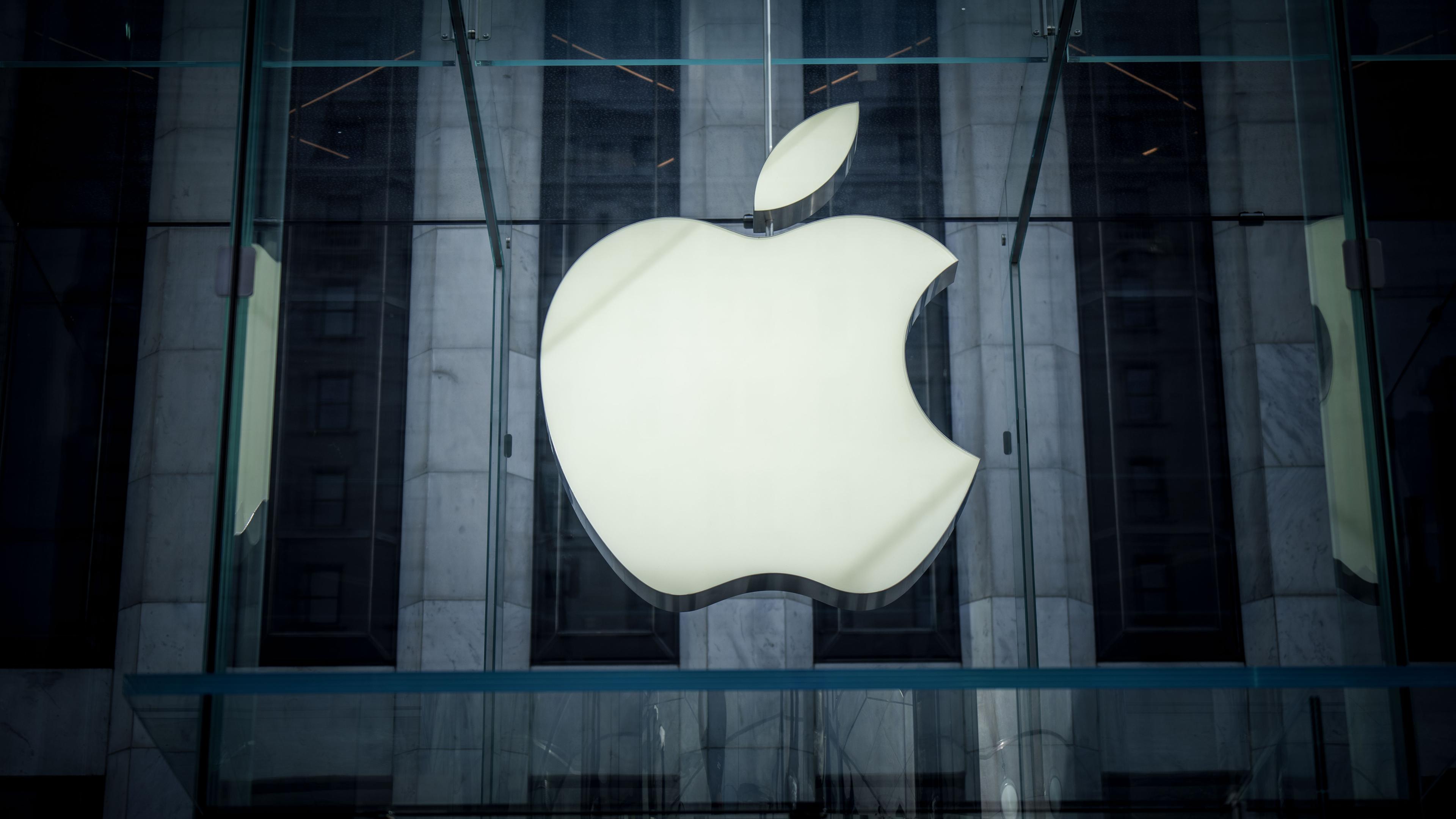 USA, New York: Das Logo von Apple, aufgenommen in Manhattan.