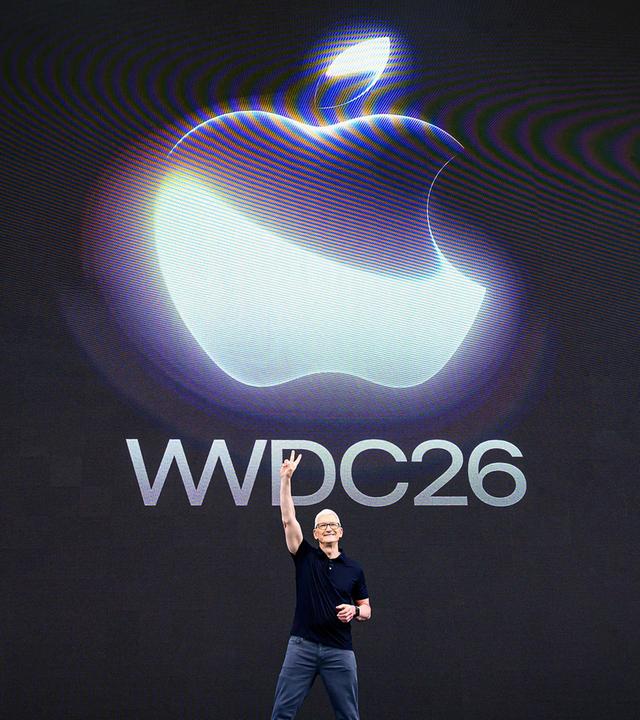 Apple-CEO Tim Cook zeigt das Peace-Zeichen während seiner letzten Apple Worldwide Developers Conference (WWDC) im Apple Park in Cupertino, Kalifornien, aufgenommen am 08.06.2026