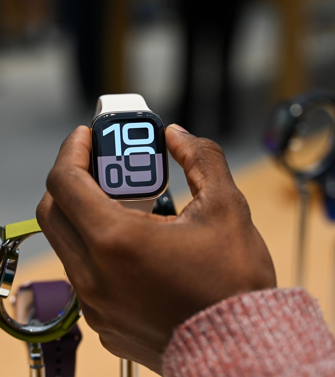 Berlin: Eine Frau fasst im Apple-Geschäft in Mitte eine Apple Watch Series 10 an.