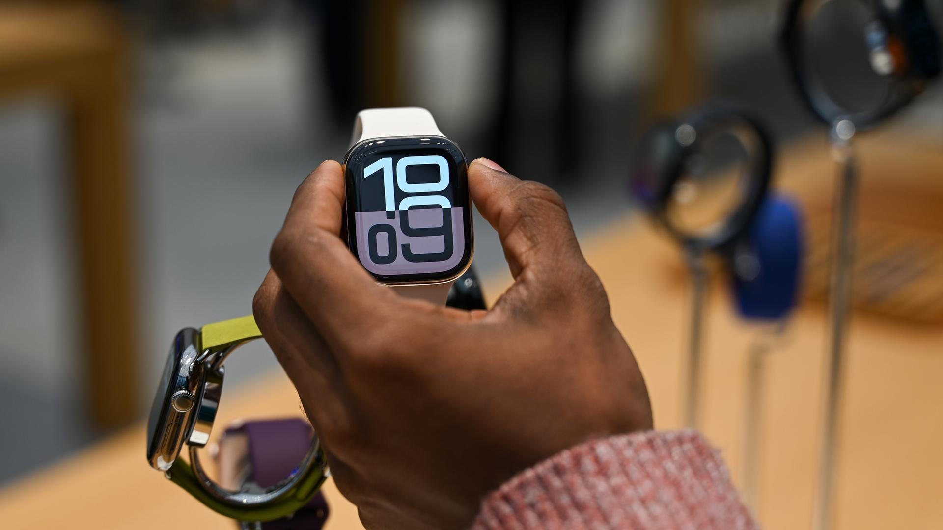 Berlin: Eine Frau fasst im Apple-Geschäft in Mitte eine Apple Watch Series 10 an.