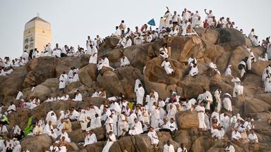Muslimische Pilger beten auf dem Berg Arafat in Saudi-Arabien, der auch als Jabal al-Rahma oder "Berg der Barmherzigkeit" bekannt ist.