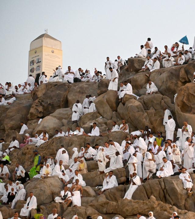 Muslimische Pilger beten auf dem Berg Arafat in Saudi-Arabien, der auch als Jabal al-Rahma oder "Berg der Barmherzigkeit" bekannt ist.