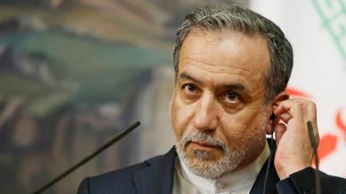 Irans Außenminister Abbas Araghtschi reagiert auf einer Pressekonferenz in Moskau nach seinem Treffen mit Russlands Außenminister Lawrow.