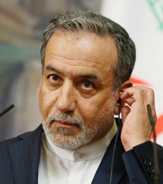 Irans Außenminister Abbas Araghtschi reagiert auf einer Pressekonferenz in Moskau nach seinem Treffen mit Russlands Außenminister Lawrow.