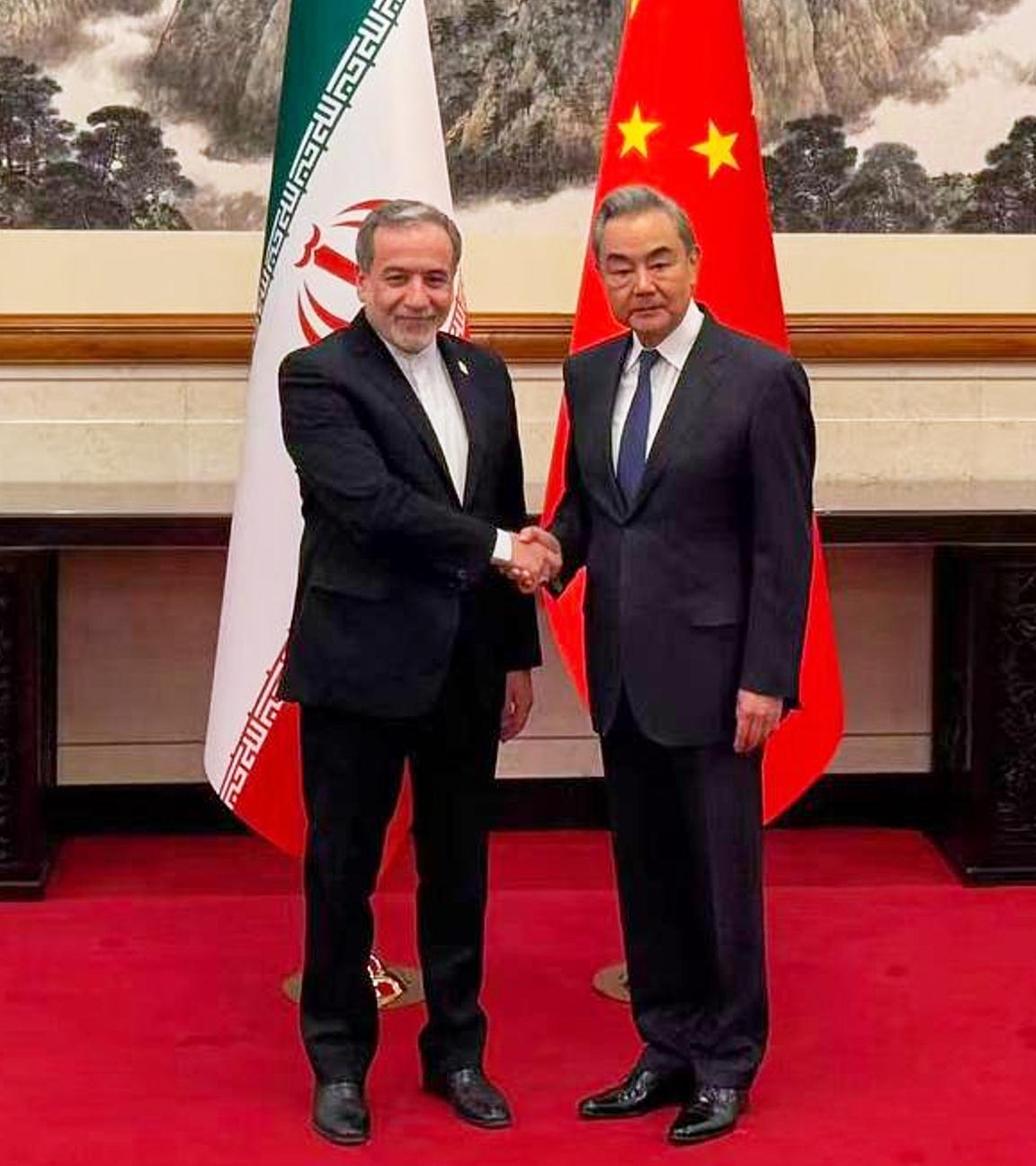Auf diesem vom Telegramm-Kanal des iranischen Außenministers via AP veröffentlichten Foto trifft Chinas Außenminister Wang Yi (r) mit dem iranischen Außenminister Abbas Araghtschi zusammen. 