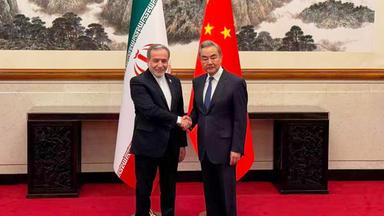 Auf diesem vom Telegramm-Kanal des iranischen Außenministers via AP veröffentlichten Foto trifft Chinas Außenminister Wang Yi (r) mit dem iranischen Außenminister Abbas Araghtschi zusammen. 