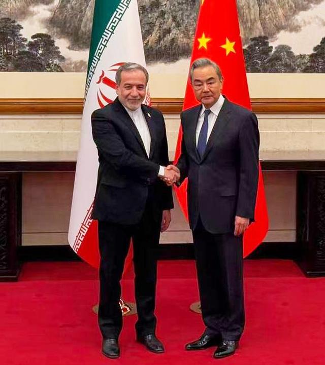 Auf diesem vom Telegramm-Kanal des iranischen Außenministers via AP veröffentlichten Foto trifft Chinas Außenminister Wang Yi (r) mit dem iranischen Außenminister Abbas Araghtschi zusammen. 