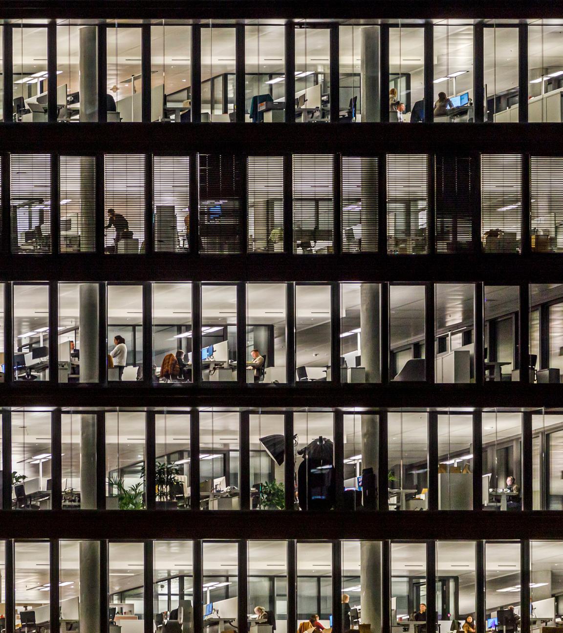 Symbolbild: Bürogebäude am späten Abend 