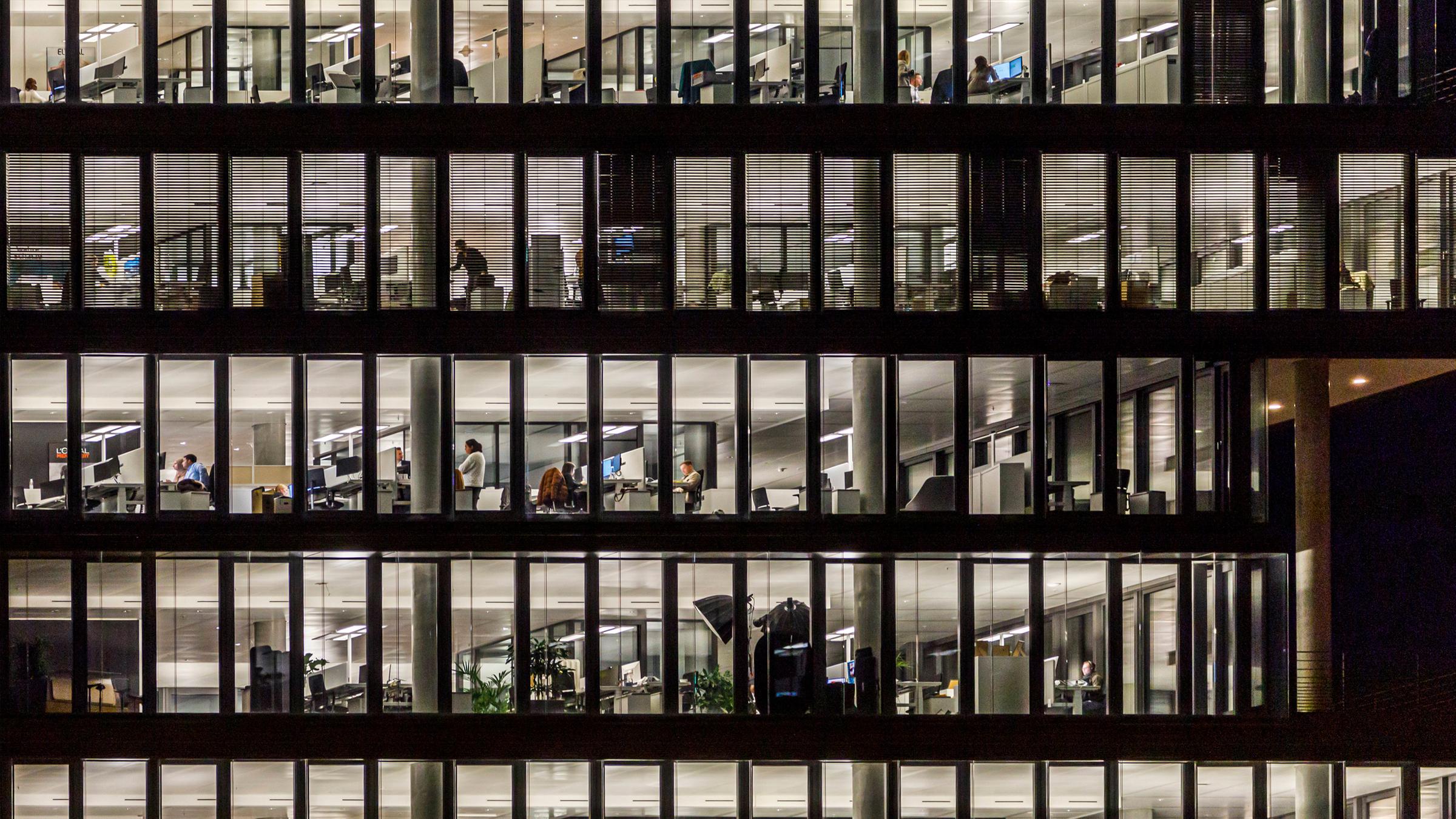 Symbolbild: Bürogebäude am späten Abend 