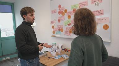 Menschen während der Arbeit für ein Programm gegen häusliche Gewalt.