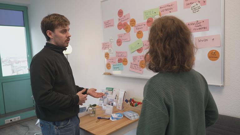 Menschen während der Arbeit für ein Programm gegen häusliche Gewalt.