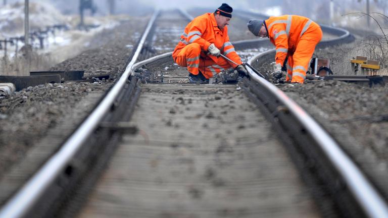 Gefährlicher Job bei der Bahn: Arbeiten am Gleis (Symbolbild).