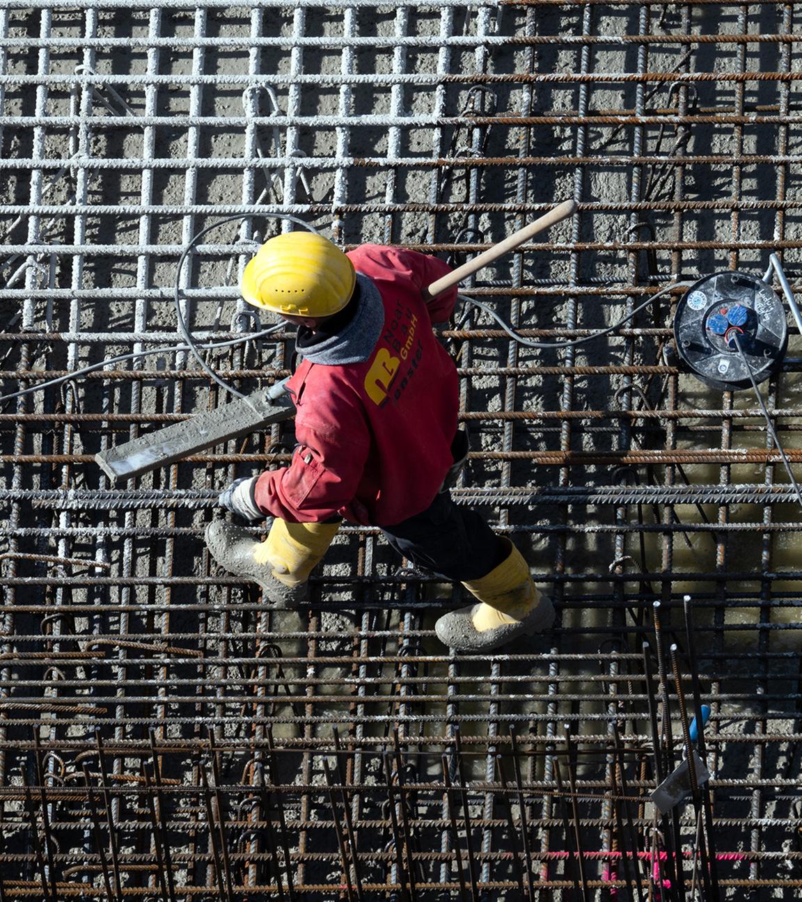 Ein Arbeiter ist auf einer Baustelle beschäftigt.