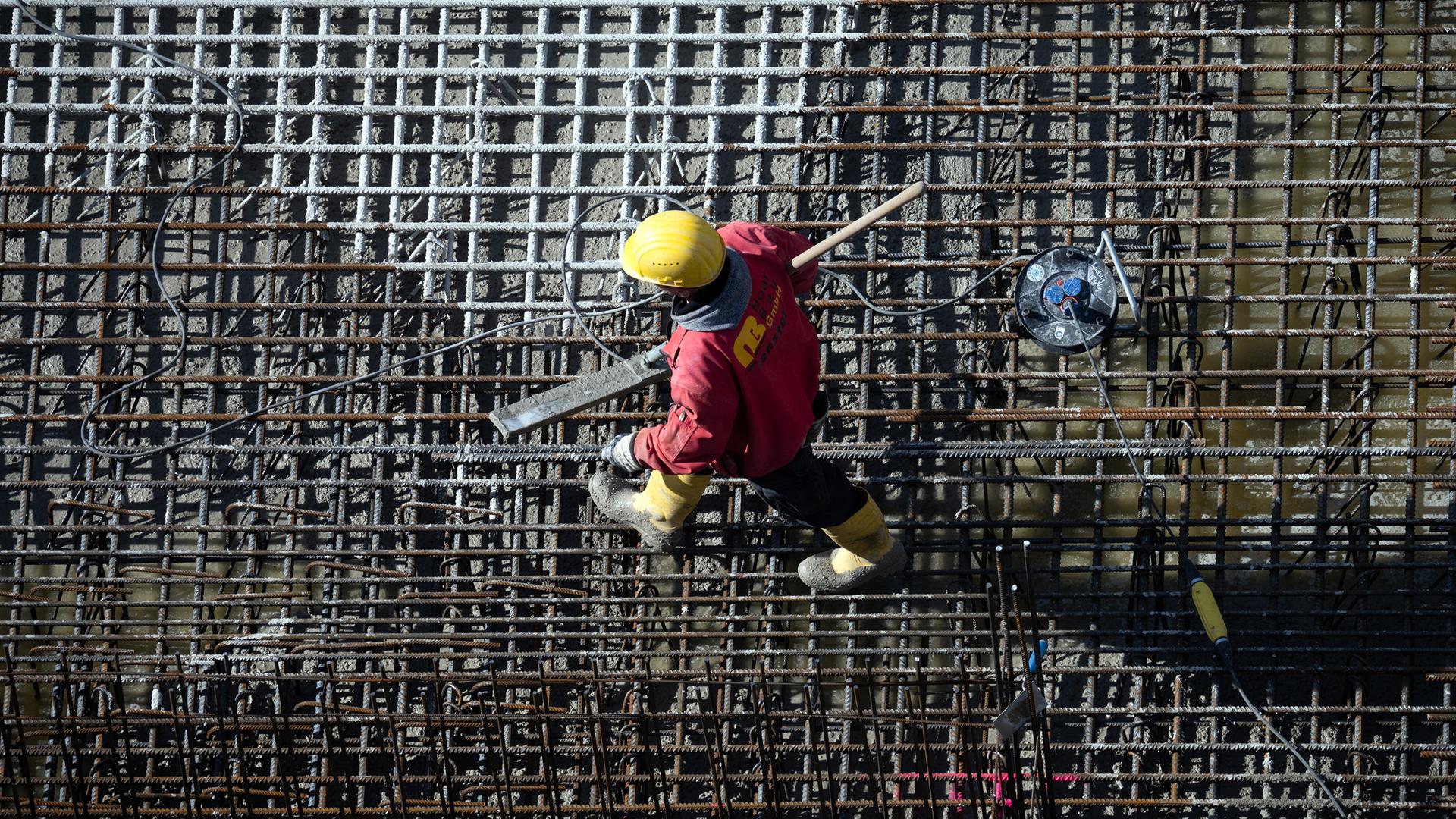 Ein Arbeiter ist auf einer Baustelle beschäftigt.
