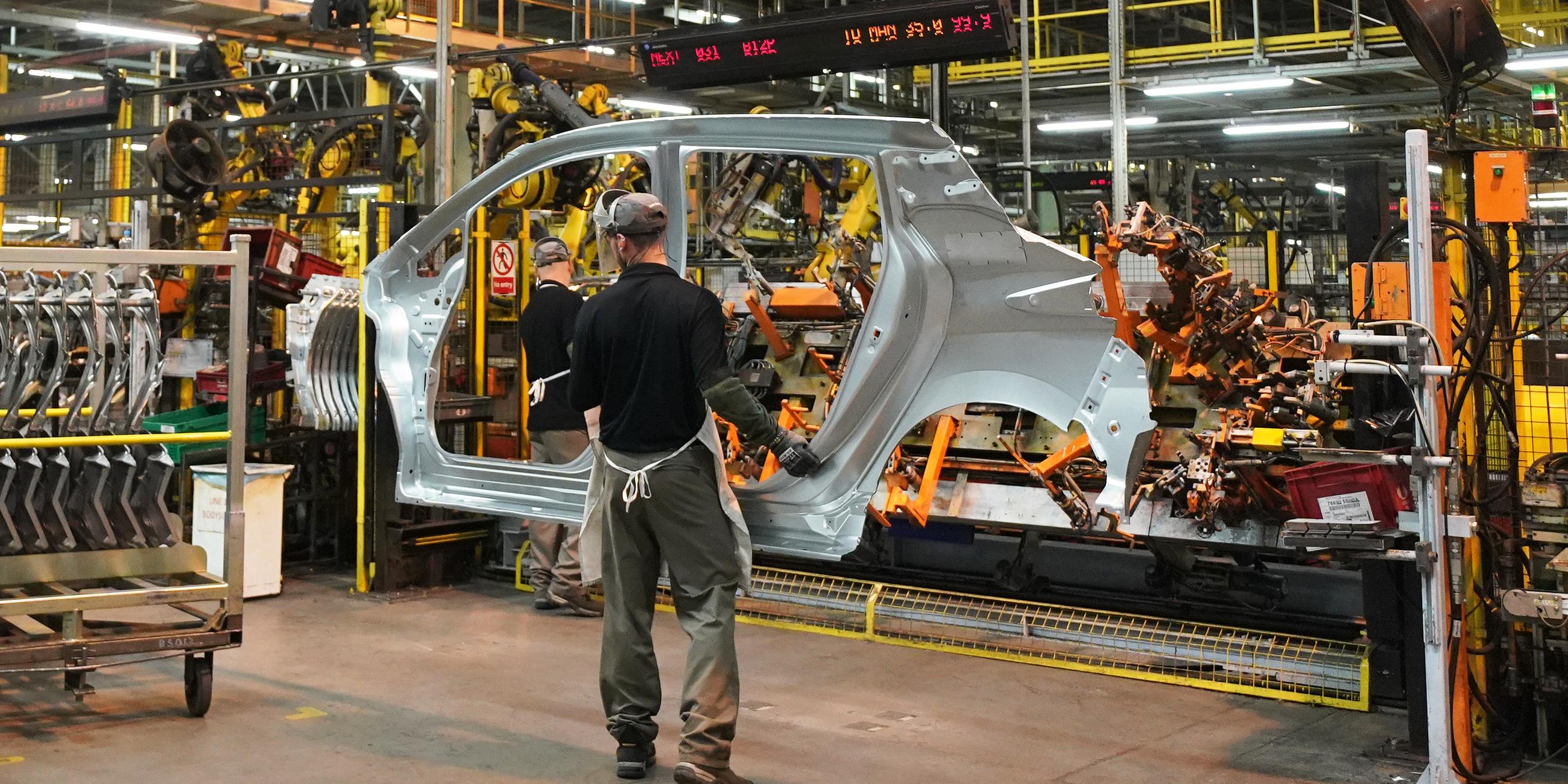Archiv: Arbeiter ein einem Fließband im Nissan-Werk in Sunderland, Großbritannien