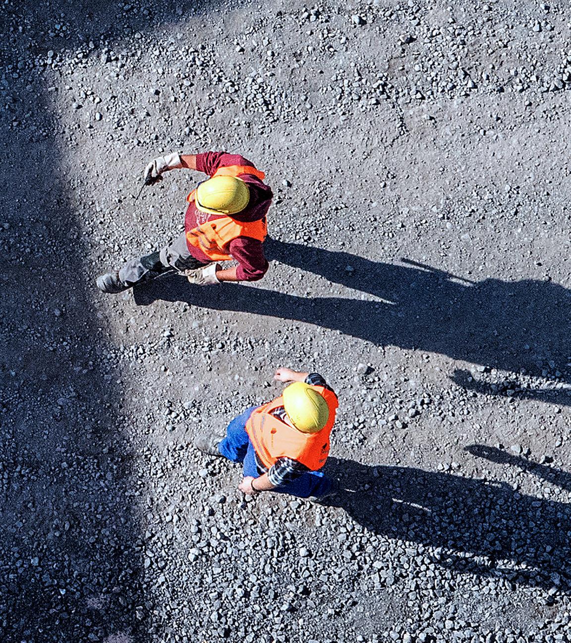Archiv: Bauarbeiter gehen über eine Baustelle, aufgenommen am 13.10.2017 in Baden-Württemberg, Stuttgart